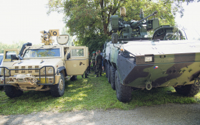 Mezi prezentací pozemní techniky nechyběl ani Pandur II a lehké obrněné vozidlo IVECO