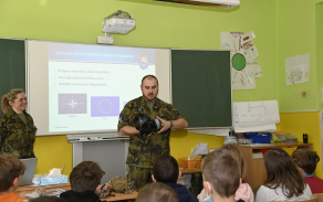 Na jednom z pěti připravených stanovišť se žáci dozvěděli informace, jak se zachovat při úniku jedovaté látky.