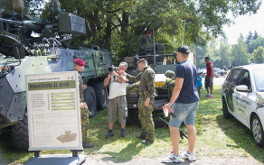 Návštěvníci si vyzkoušeli i vojenskou výzbroj Armády České republiky