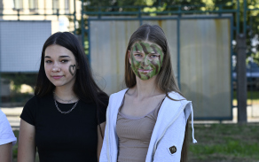 Nejenom žáci prvního stupně si užívali maskování vojenskými barvami