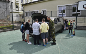 Neobvyklou součástí prezentace armády na škole byl voják aktivní zálohy pěší roty KVV Pardubice, který dětem představil vojenské vozidlo Toyotu Hilux