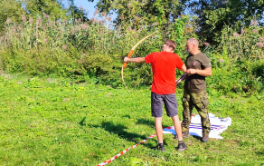 Nestandardní aktivitou, na kterou narazili v průběhu běhu byla střelba z luku na cíl