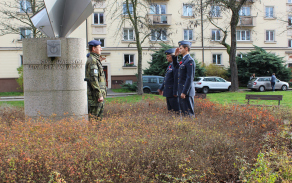 Pietní vzpomínku uctili i zástupci Správy letiště Pardubice u památníku letců na Dukelském náměstí v Pardubicích