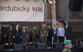 plukovnik_genser_gratuluje_teritorialni_jednotce_k_udeleni_cestneho_nazvu.jpg