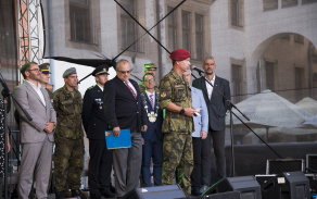 plukovnik_genser_ve_svem_projevu_k_pesi_rote_aktivni_zalohy_krajskeho_vojenskeho_velitelstvi_pardubice.jpg