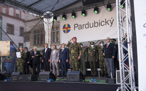 plukovnik_genser_zdravi_pesi_rotu_aktivni_zalohy_krajskeho_vojenskeho_velitelstvi_pardubice.jpg