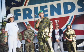 Plukovník gšt. Petr Holý seznámil diváky s veškerou vystavenou armádní techniku a poděkoval přítomným vojákům za jejich práci