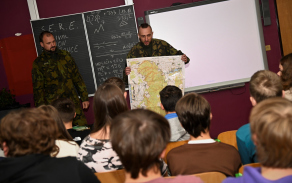 Školáci se učili od vojenských instruktorů pracovat s mapou.