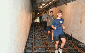 Soutěžní týmy čekal běh 700 metrů dělostřeleckou tvrzí a vystoupat přes 280 schodů zpět na vzduch