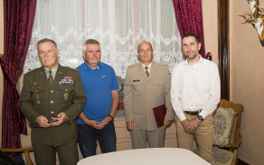 spolecna_fotografie_po_podpisu_realizacni_dohohy_a.jpg