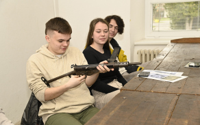 studenti_gymnazia_si_prohlizi_repliku_samopalu_britske_vyroby_sten_gun_mk-ii.jpg