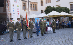 stuhu_pesi_rote_na_teto_akci_predal_take_primator_statutarniho_mesta_pardubice_martin_charvat.jpg