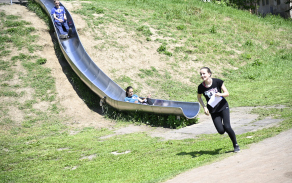 Trasa 4 km běhu byla zpestřena různými překážkami