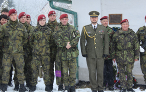 u pamětní desky - pietní akt Platinum-Pewter