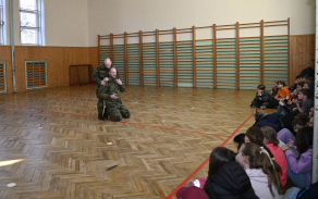 Ukázku musada představili pro žáky vojáci 14. pluku logistické podpory.