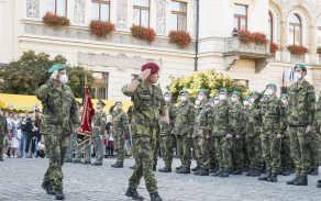 velitel_nastoupene_pesi_roty_aktivni_zalohy_pote_podal_hlaseni_o_pripravenosti_jednotky_ke_slavnostnimu_aktu_veliteli_velitelstvi_terit.jpg