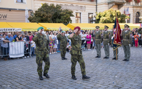 velitel_nastoupene_pesi_roty_podal_hlaseni_o_pripravenosti_jednotky_ke_slavnostnimu_aktu.jpg