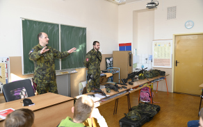 Velkou pozornost poutaly i zbraně a výstroj armády.