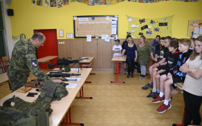 Velkou pozornost poutaly i zbraně a výstroj armády