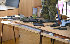 Velkou pozornost poutaly i zbraně a výstroj armády.