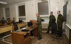 vojaci_ze_spravy_letiste_pardubice_priblizili_temto_studentum_aktualni_deni_u_vzdusnych_sil_acr_a_ukoly_pardubickeho_letiste.jpg