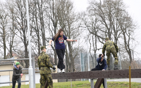 vojensti_studenti_pomahali_zakum_zakladnich_skol_na_tezsich_prekazkach_drahy_nato.jpg