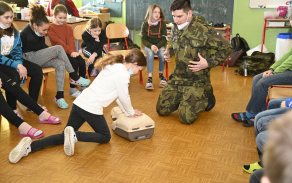 Žáci byli upozornění na správnou techniku provedení neodkladné resuscitace.