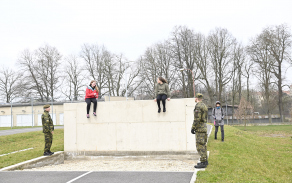 zaci_si_mohly_vyzkouset_nektere_prekazky_na_draze_nato.jpg