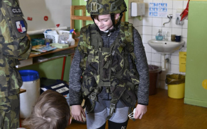 Žáci si s nadšením zkoušeli i vojenskou výstroj.