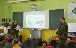 Žáci získali základní informace, jak funguje Armáda České republiky, co je branná povinnost a jak se mohou připravit na krizové situace.