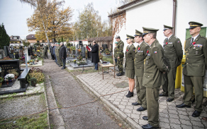 Zástupci státní správy a samosprávy, zástupci vojenských útvarů a zařízení, novodobí váleční veteráni, zástupci Československé obce legionářské a další přítomní uctili památku válečných veteránů