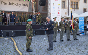 predani_dekretu_zastupcem_ceskoslovenske_obce_legionarske_veliteli_roty_teritorialni_jednotky.jpg