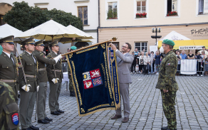 stuhu_pesi_rote_na_teto_akci_predal_take_poslanec_poslanecke_snemovny_parlamentu_ceske_republiky_a_clen_vyboru_pro_obranu_jan_rehoune.jpg