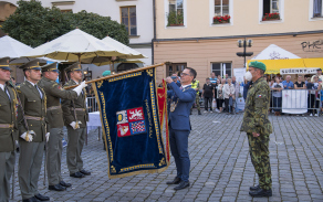 stuhu_pesi_rote_na_teto_akci_predal_take_primator_statutarniho_mesta_pardubice_martin_charvat_2.jpg